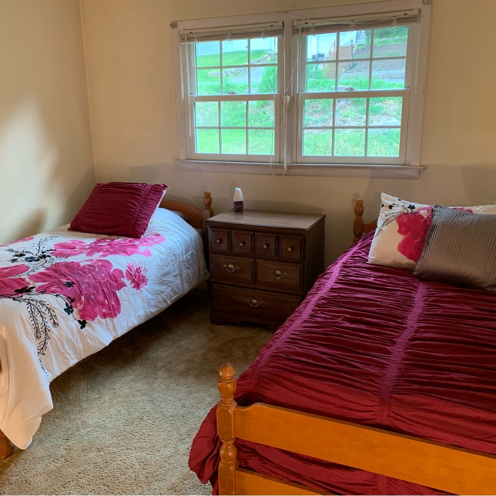 Twin Reversible Floral and Solid Magenta Pink Quilt - Picture 7 of 7